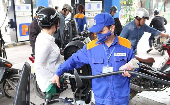 Giá xăng dầu đồng loạt giảm mạnh, RON95 về dưới 23.000 đồng/lít