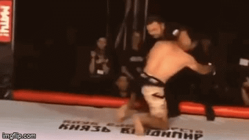 Video: Dính đòn đau của đối thủ, võ sĩ 