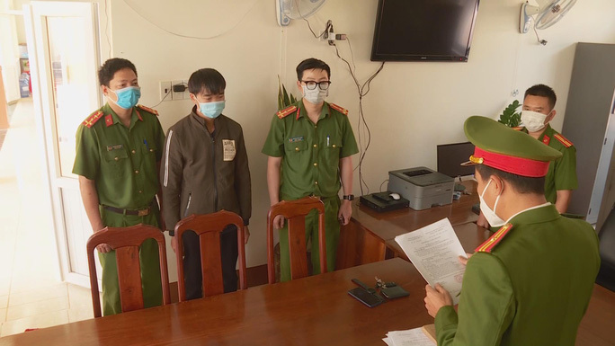 Đi làm hộ khẩu cho con, lộ chuyện bị hiếp dâm từ năm 13 tuổi