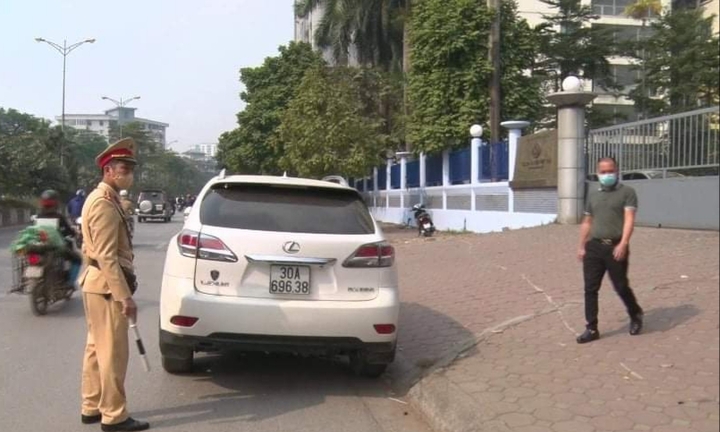 Hà Nội: Xe sang Lexus đeo biển giả, đục số khung