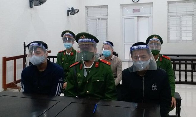 Hà Nội: Bị tát ở quán bi-a, nam thanh niên gọi bạn vác dao, kiếm đi trả thù