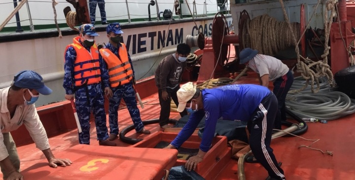 Bắt tàu vận chuyển 100.000 lít dầu trái phép trên biển
