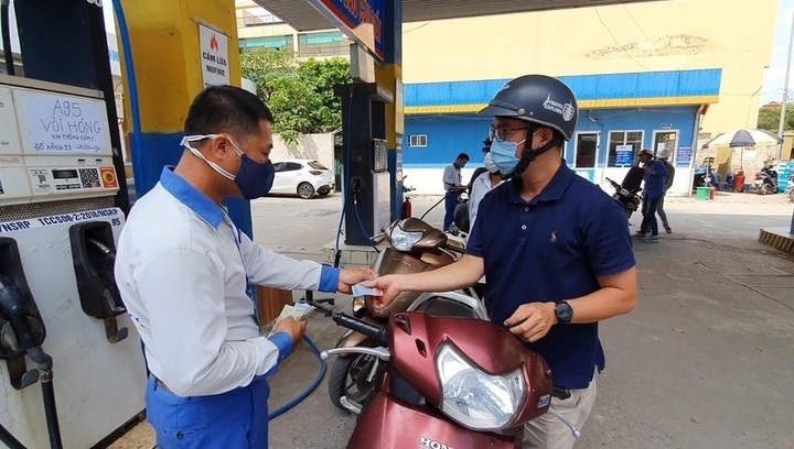 Ngày 21/2, giá xăng tăng cao gần 1.000 đồng, vượt mốc 26.000 đồng/lít