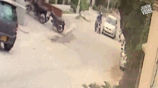 Video: Cố tình lao ra chặn đầu ô tô, tên cướp bị cô gái dạy cho bài học nhớ đời