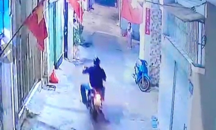 Bà Rịa- Vũng Tàu: Nam thanh niên chạy xe máy, vô cớ xách theo dao chém nhiều người