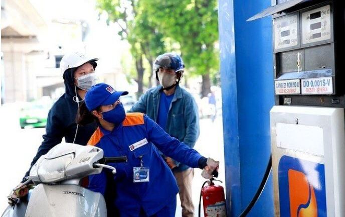 VCCI đề nghị giảm 2.000 đồng tiền thuế trên mỗi lít xăng