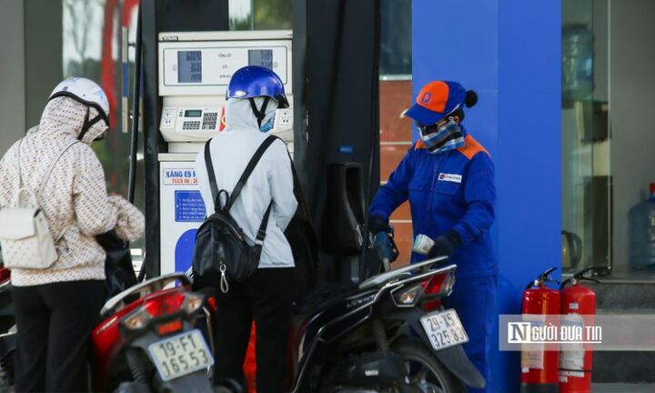 Giá xăng tăng cao kỷ lục, sát mốc 30.000 đồng/lít