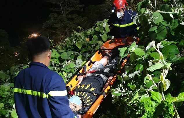 Mải mê sống ảo, thiếu niên 15 tuổi sẩy chân rơi xuống vực sâu