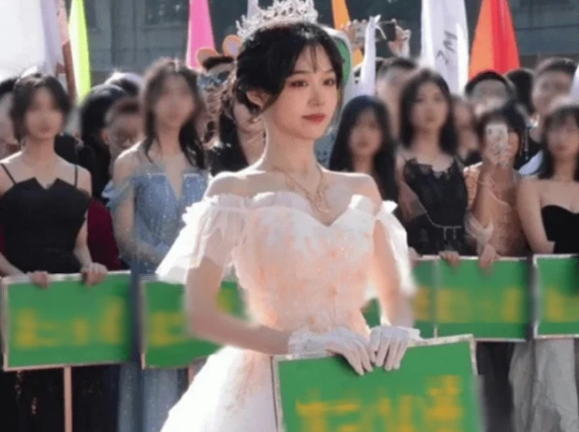 Diện váy trắng trong hội thao, nữ sinh gây sốt bởi nhan sắc cực phấm, được ví như 