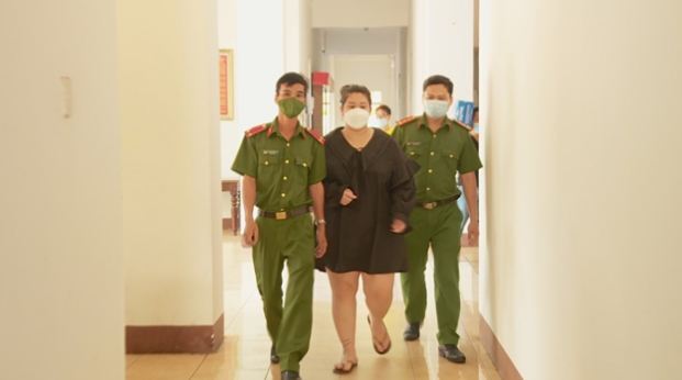 Đang hoãn thi hành án tù, người phụ nữ mang theo 2 con bỏ trốn