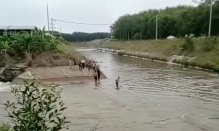 Bình Dương: Máy cày lao xuống sông, 2 thanh niên bị dòng nước cuốn trôi