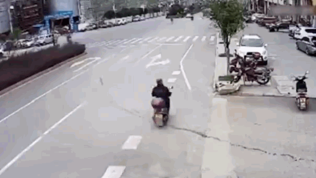 Video: Tài xế nhầm chân ga, ô tô lao lên vỉa hè như phim hành động
