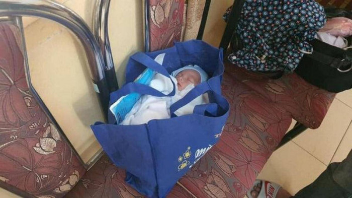 Hà Nội: Bé trai 1 ngày tuổi bị bỏ rơi trong túi xách cùng mảnh giấy