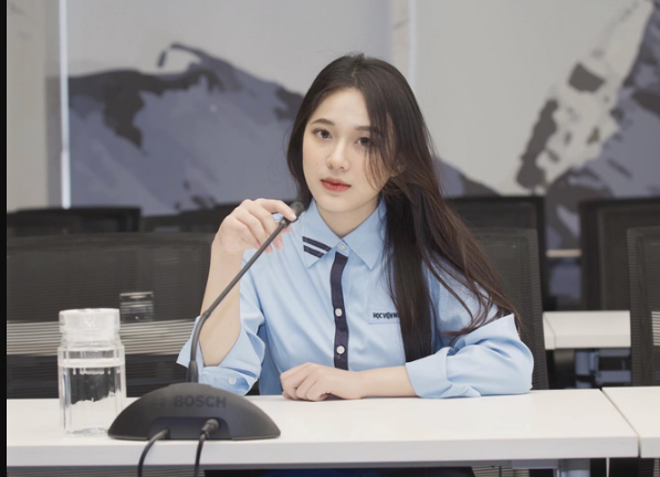 Chụp ảnh tuyên truyền cho trường, nữ sinh HV Ngoại giao gây sốt cộng đồng mạng vì xinh chuẩn 