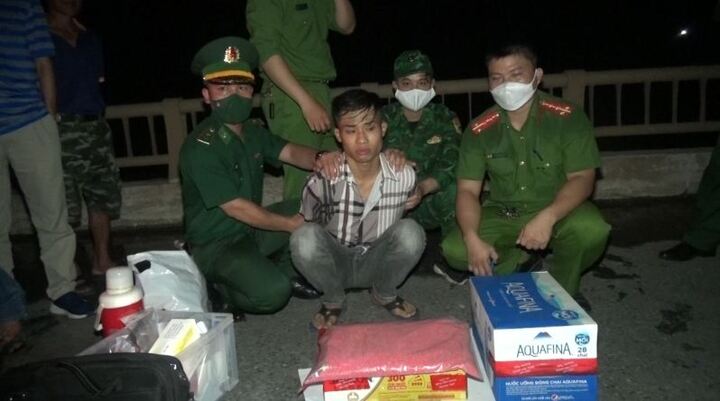 Quảng Trị: Thuê xe taxi chở 19.000 viên ma túy