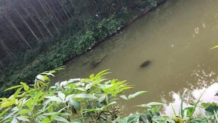 Thấy dép nổi, người dân mò dưới ao phát hiện hai chị em ruột đuối nước thương tâm