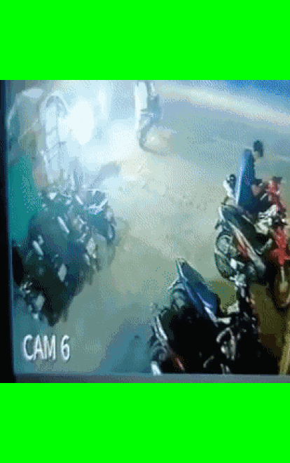 Video: Lao ra đường ngay trước mũi xe container, hai cô gái thoát chết một cách thần kỳ