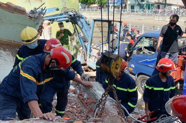 TP.HCM: Sập tường nhà khi tháo dỡ, 2 công nhân thương vong