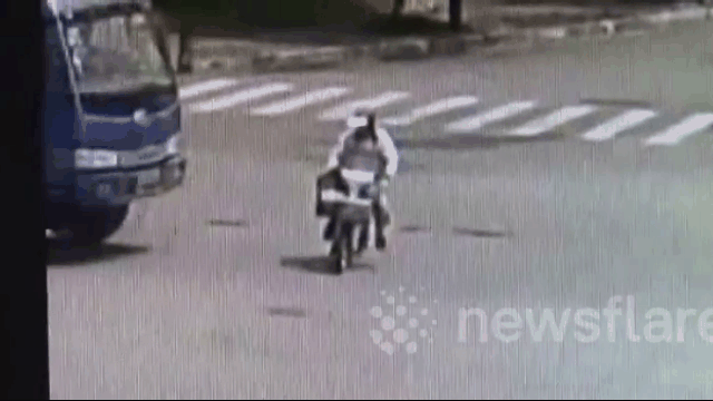 Video: Bị ô tô cuốn vào gầm, người đàn ông thoát chết một cách khó tin