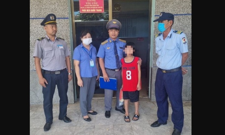 Bé trai nghi bị bắt cóc đưa lên tàu vào Nam