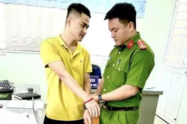 Cựu cán bộ công an trại giam lừa đảo gần 1 tỷ đồng rồi bỏ trốn