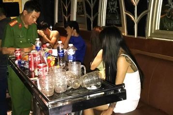 Hà Nam: Nhóm nam thanh nữ tú bay lắc trong quán karaoke Ruby