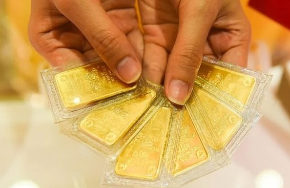 Giá vàng hôm nay ngày 12/10: SJC mất mốc 67 triệu đồng/lượng