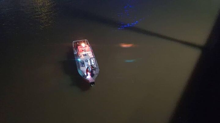 Huy động lực lượng lặn sông Sài Gòn tìm kiếm nam thanh niên nhảy cầu Thủ Thiêm