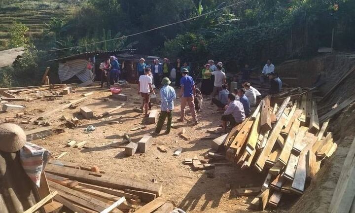 Yên Bái: Nhà sàn đang dựng bất ngờ đổ sập, 5 người bị thương