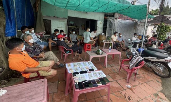 Vĩnh Long: Bắt quả tang nhóm người tụ tập ở quán giải khát để cá độ qua mạng