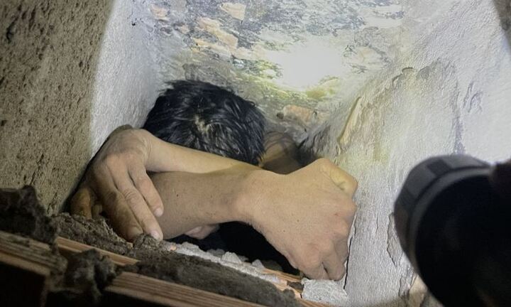 Mắc kẹt trong ống thoát hơi tiệm massage, tên trộm phải chờ công an đến giải cứu