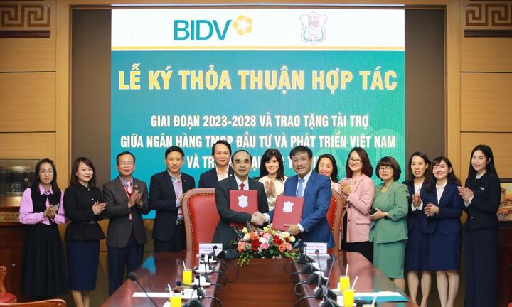 BIDV - Đại học Y Hà Nội ký kết Thỏa thuận hợp tác giai đoạn 2023-2028 và trao tài trợ