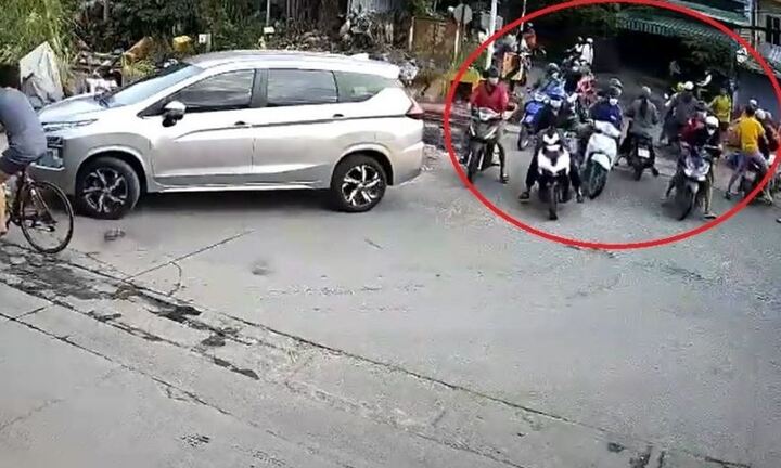 Mâu thuẫn lúc đá bóng, nhóm học sinh cấp 3 vác hung khí chém 2 thiếu niên