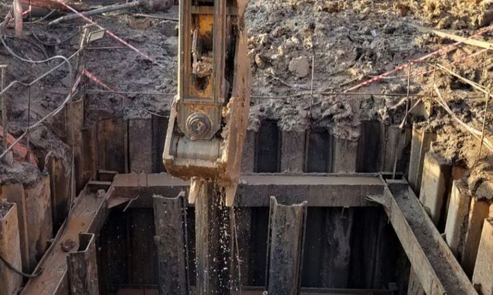 Sẵn sàng thực hiện công đoạn cuối cùng đưa bé trai lọt xuống trụ bê tông sâu 35m lên mặt đất