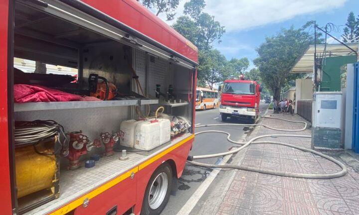 TP.HCM: Cháy nhà trong hẻm trưa mùng 4 Tết, nhiều người hoảng loạn tháo chạy