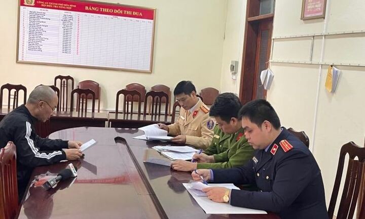 Hòa Bình: Khởi tố ma men túm áo, tấn công cán bộ CSGT