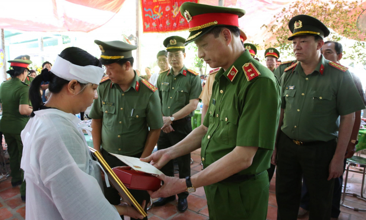 Vụ ô tô tông tử vong CSGT ở Long An: Thăng cấp bậc lên Trung tá cho đồng chí Nguyễn Xuân Hào