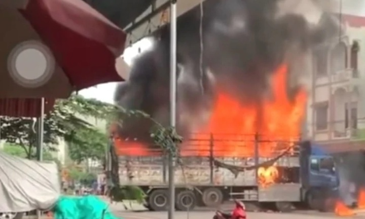 Xe tải cháy ngùn ngụt, tài xế nhanh trí lái xe ra khỏi nơi đông người