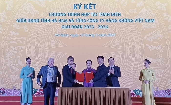 Vietnam Airlines ký kết hợp tác toàn diện với tỉnh Hà Nam