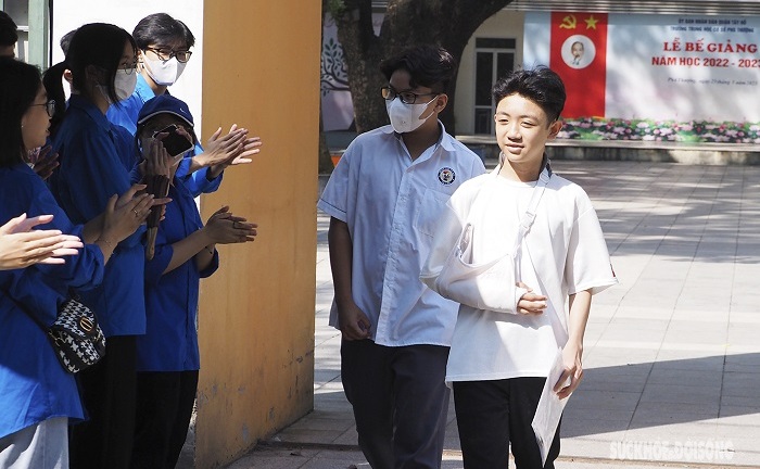 Bị tai nạn gãy tay, nam sinh được ghi hộ bài thi vào lớp 10