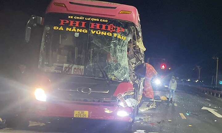 Phú Yên: 2 xe khách đâm nhau trong đêm, 2 người chết, nhiều người bị thương