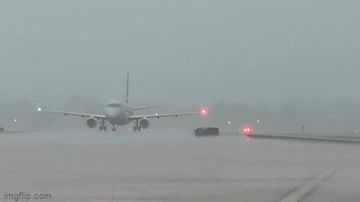 Video: Thót tim khoảnh khắc máy bay bị sét đánh trúng khi đang hạ cánh trên đường băng