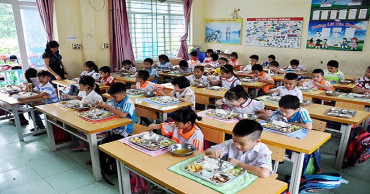 TP.HCM: Quy định giá trần tiền ăn bán trú và hàng loạt khoản thu trong trường công lập