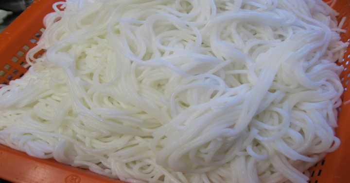 Giá bột gạo, bún, phở... tăng “chóng mặt” theo giá gạo