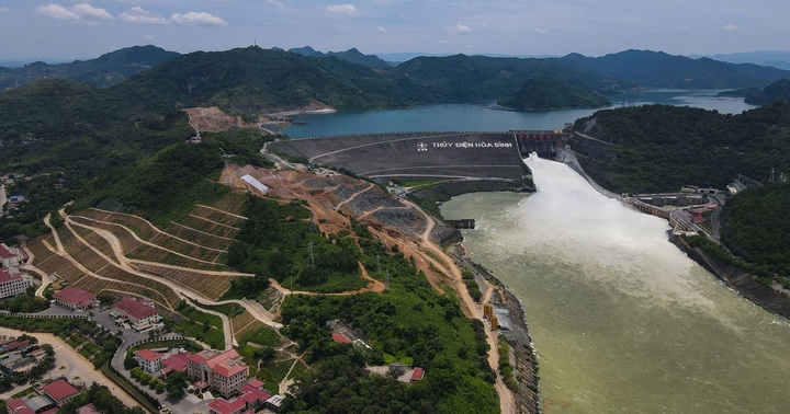 Nước dâng cao tại các hồ thủy điện, EVN cảnh báo tình trạng xả lũ