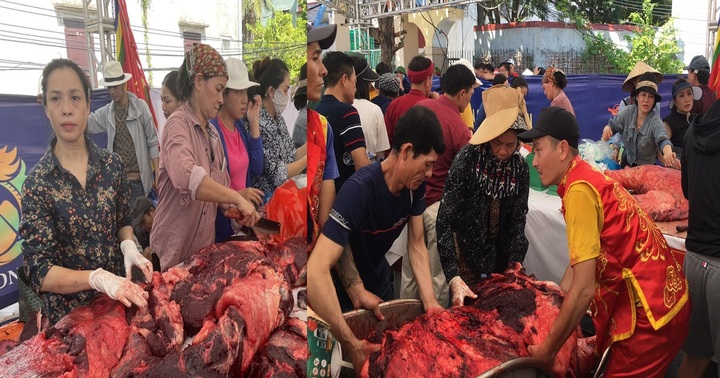 Thịt trâu chọi Đồ Sơn 2023 giá 3,5 triệu/kg, du khách tranh nhau mua