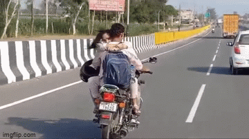 Video: Cô gái ngồi ngược ôm chặt bạn trai lái xe máy phóng như bay trên đường