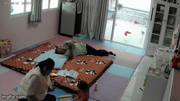 Video: Chủ nhà hoảng hồn chứng kiến cá Koi bật nhảy tanh tách khỏi bể