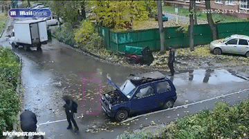 Video: Cụ ông 72 tuổi “tung cước” hạ đo ván tên cướp điện thoại trên đường