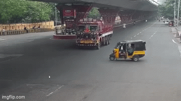 Video: Hãi hùng xe lam đâm thẳng vào xe tải, nhiều học sinh văng ra khỏi xe